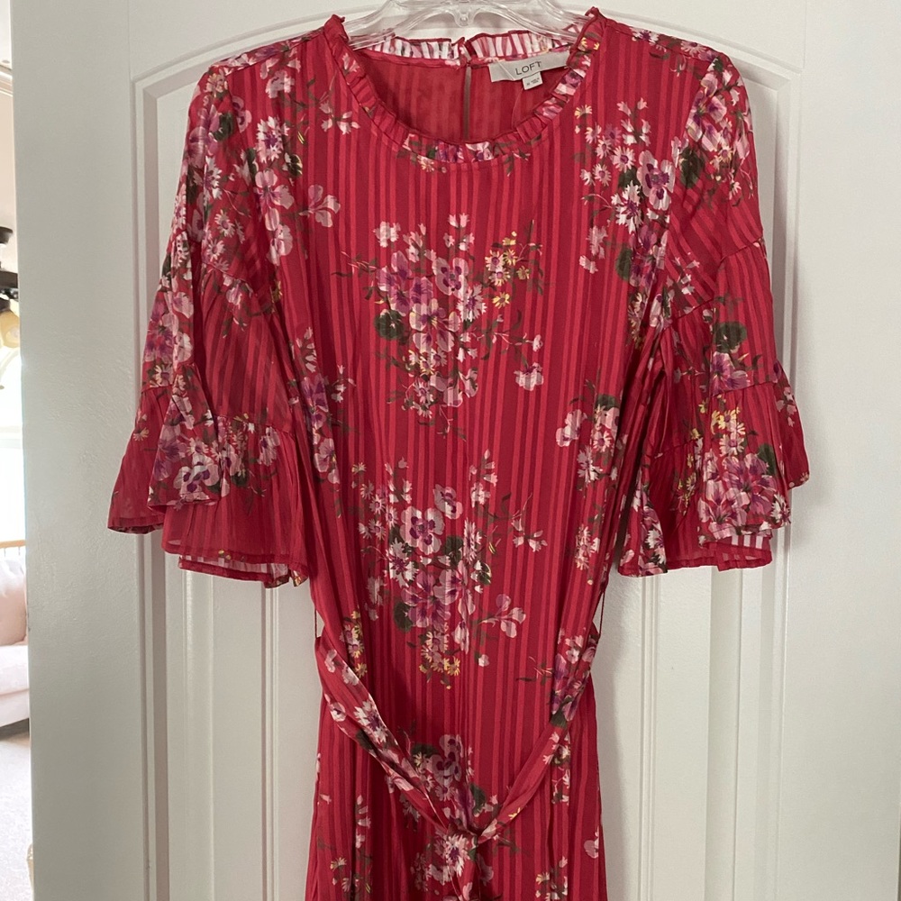Loft red and floral dress with ruffle neckline. Tie waist. Size medium.